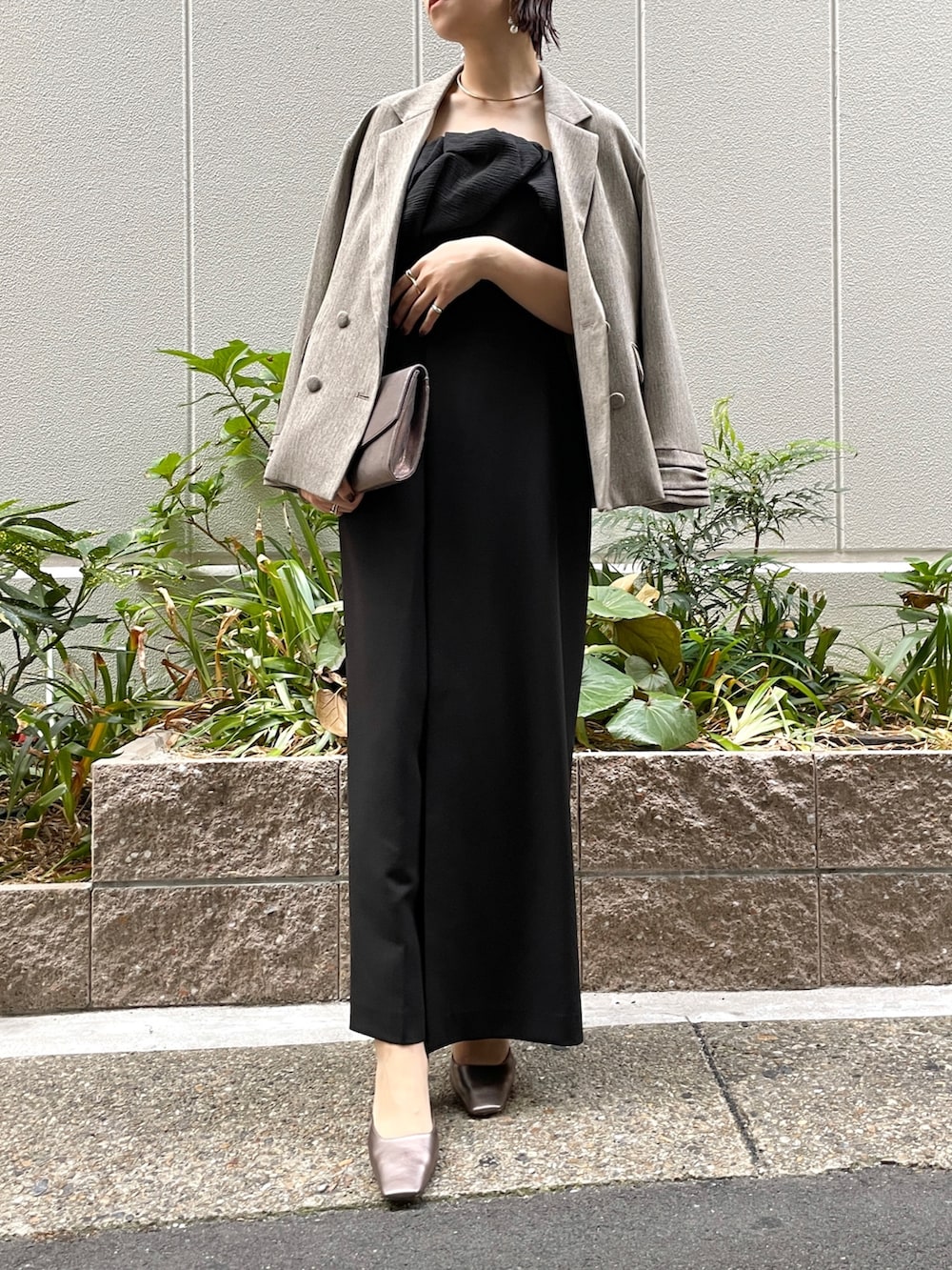 その他のパンプス、ブラック系のパンツドレス、シルバー系のハンドバッグを着用したレディースの秋コーディネートの4枚目の写真