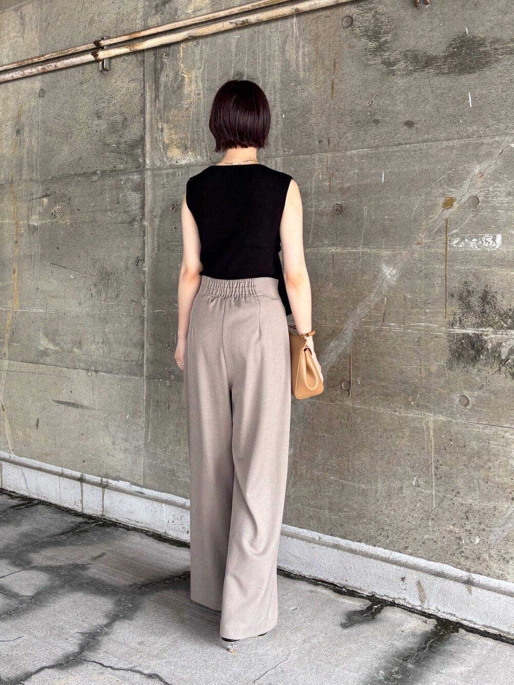 ブラウン系のその他パンツ、ブラック系のニット/セーター、ブラック系のサンダルを着用したレディースの夏コーディネートの5枚目の写真