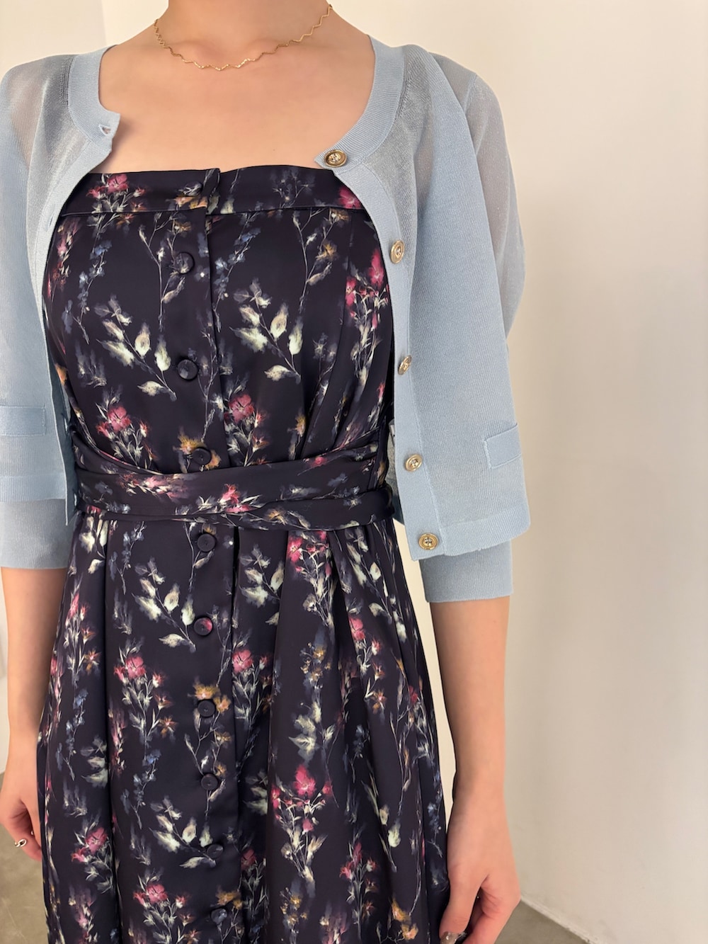 ブルー系のワンピース、ブルー系のカーディガン/ボレロ、ブラウン系のサンダルを着用したレディースの春コーディネートの5枚目の写真