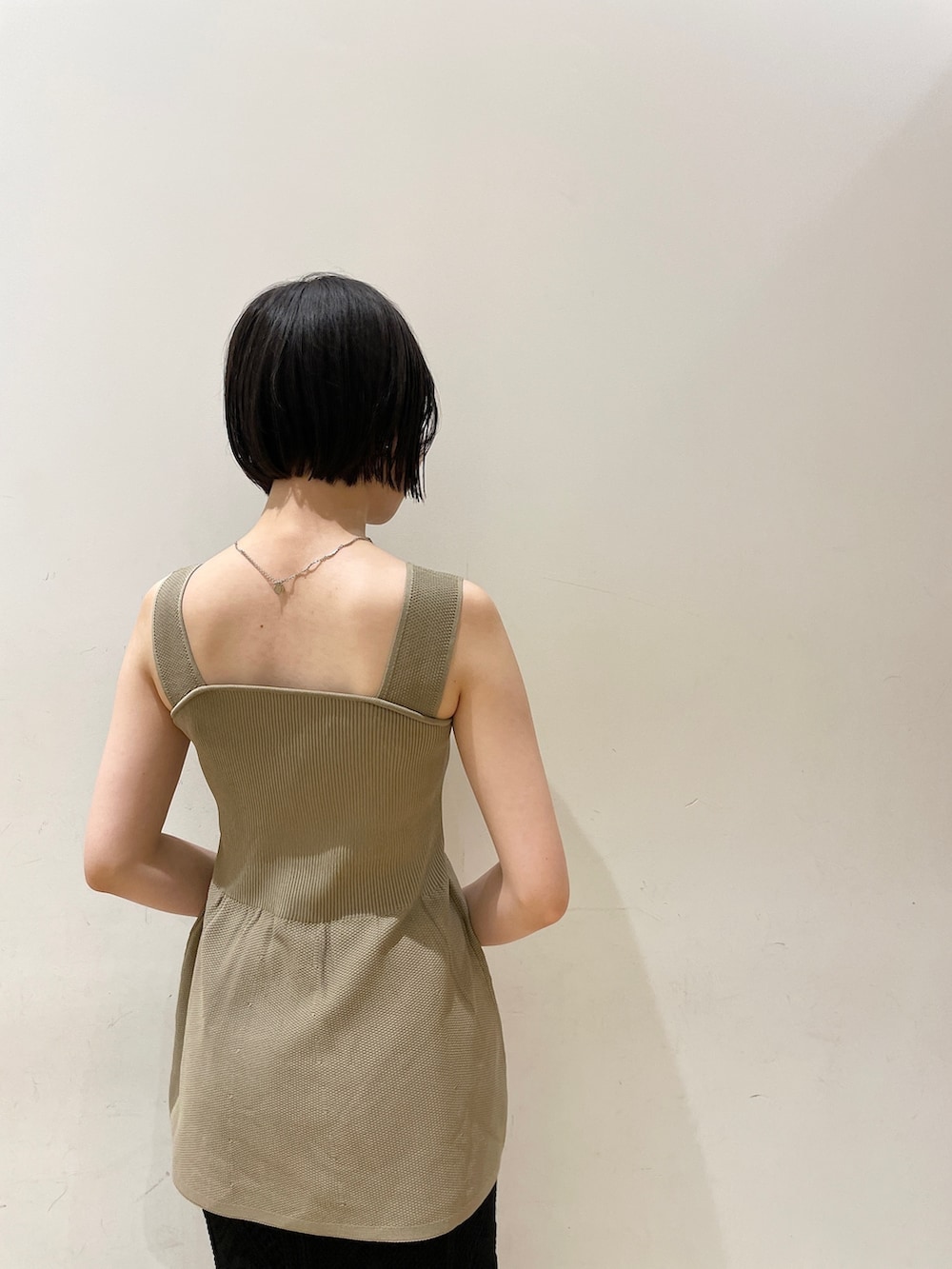 ブラック系のスカート、ブラック系のショルダーバッグ、その他のサンダルを着用したレディースの夏コーディネートの7枚目の写真