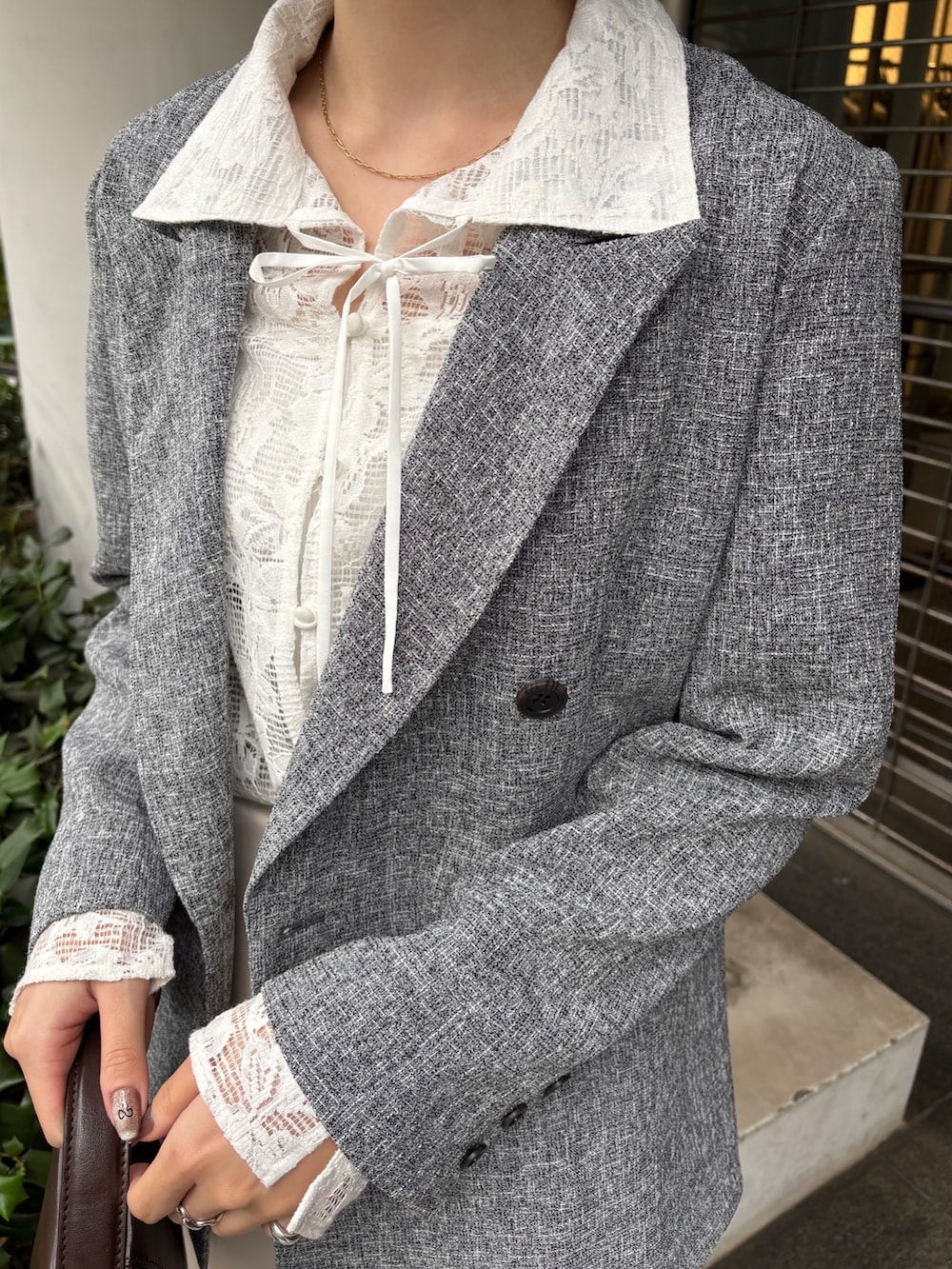 ホワイト系のスカート、ブラック系のテーラードジャケット、シルバー系のパンプスを着用したレディースの冬コーディネートの8枚目の写真