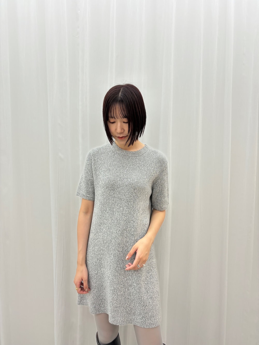 グレー系のワンピース、グレー系のテーラードジャケットを着用したレディースの秋コーディネートの8枚目の写真