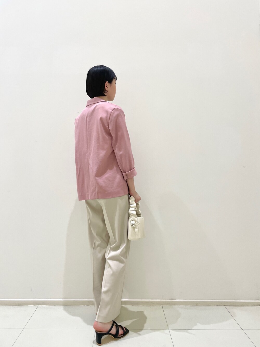 ピンク系のテーラードジャケット、ホワイト系のその他パンツ、ホワイト系のニット/セーターを着用したレディースの春コーディネートの4枚目の写真