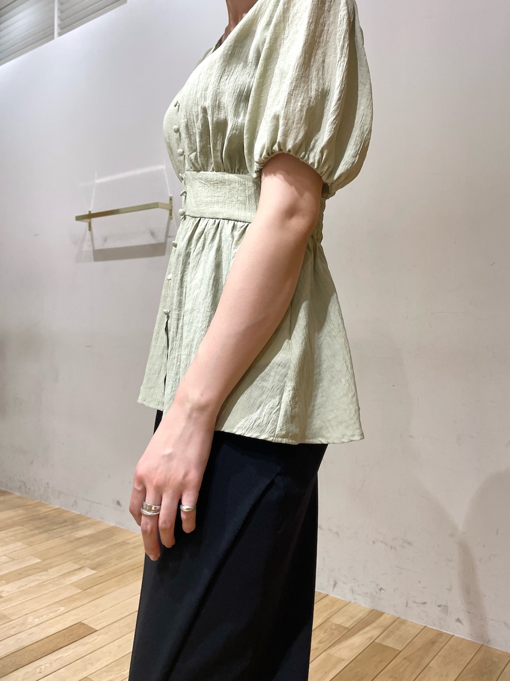 ブラック系のサンダル、グリーン系のシャツ/ブラウス、ブラック系のスカートを着用したレディースの夏コーディネートの6枚目の写真