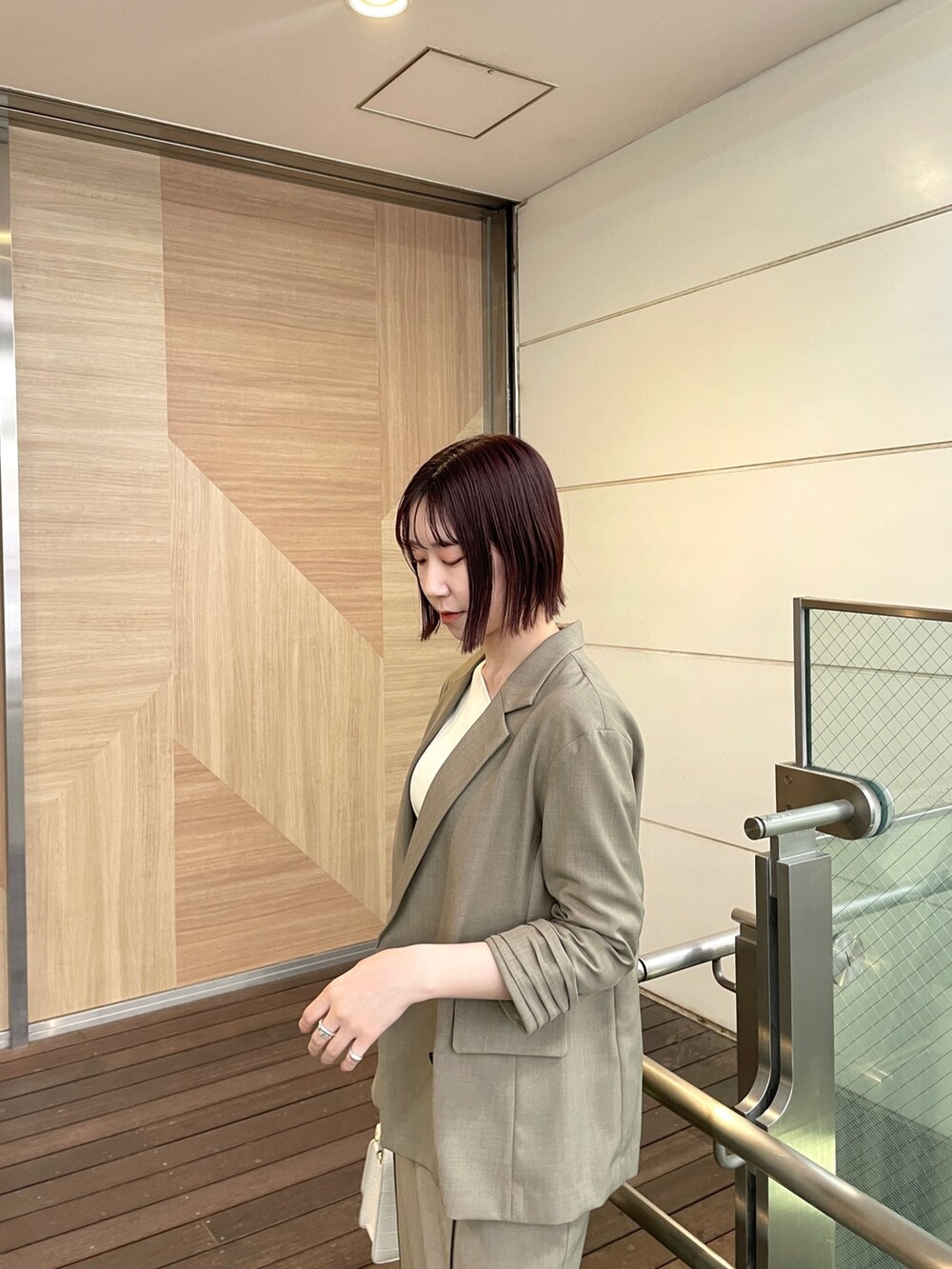 ホワイト系のパンプス、ブラウン系のテーラードジャケット、ホワイト系のニット/セーターを着用したレディースの春コーディネートの5枚目の写真