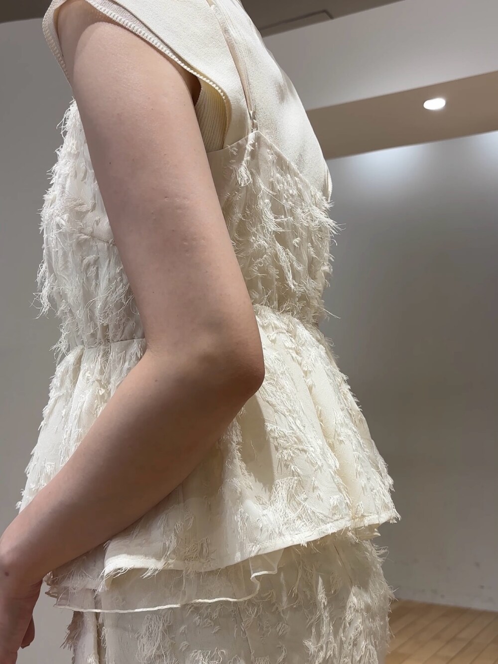 ホワイト系のスカート、ホワイト系のキャミソール、ホワイト系のニット/セーターを着用したレディースの夏コーディネートの8枚目の写真