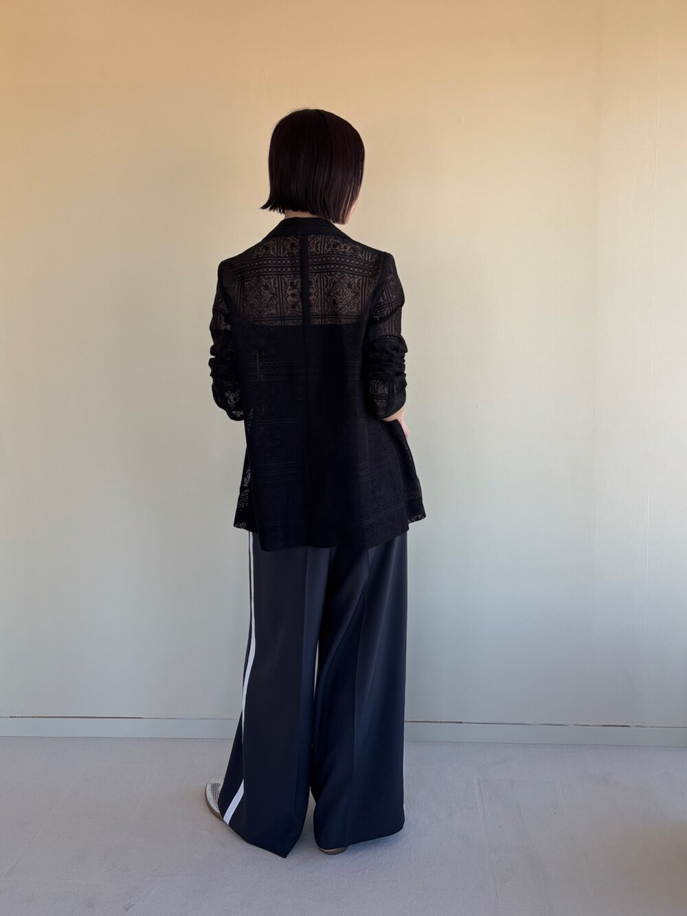 グレー系のその他パンツ、ブラック系のテーラードジャケット、ブラック系のチューブトップを着用したレディースの春コーディネートの3枚目の写真