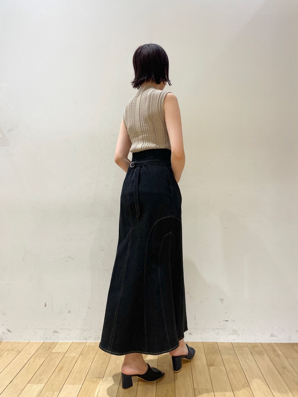 ベージュ系のニット/セーター、ブラック系のデニムスカート、ブルー系のサンダルを着用したレディースの夏コーディネートの5枚目の写真