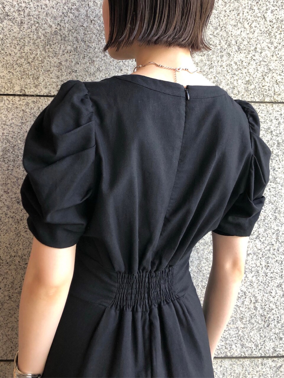 ブラック系のその他シューズ、グリーン系のハンドバッグ、ブラック系のワンピースを着用したレディースの春コーディネートの6枚目の写真