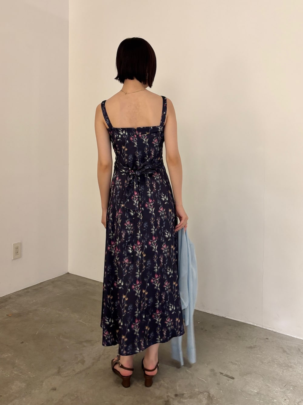 ブルー系のワンピース、ブルー系のカーディガン/ボレロ、ブラウン系のサンダルを着用したレディースの春コーディネートの2枚目の写真