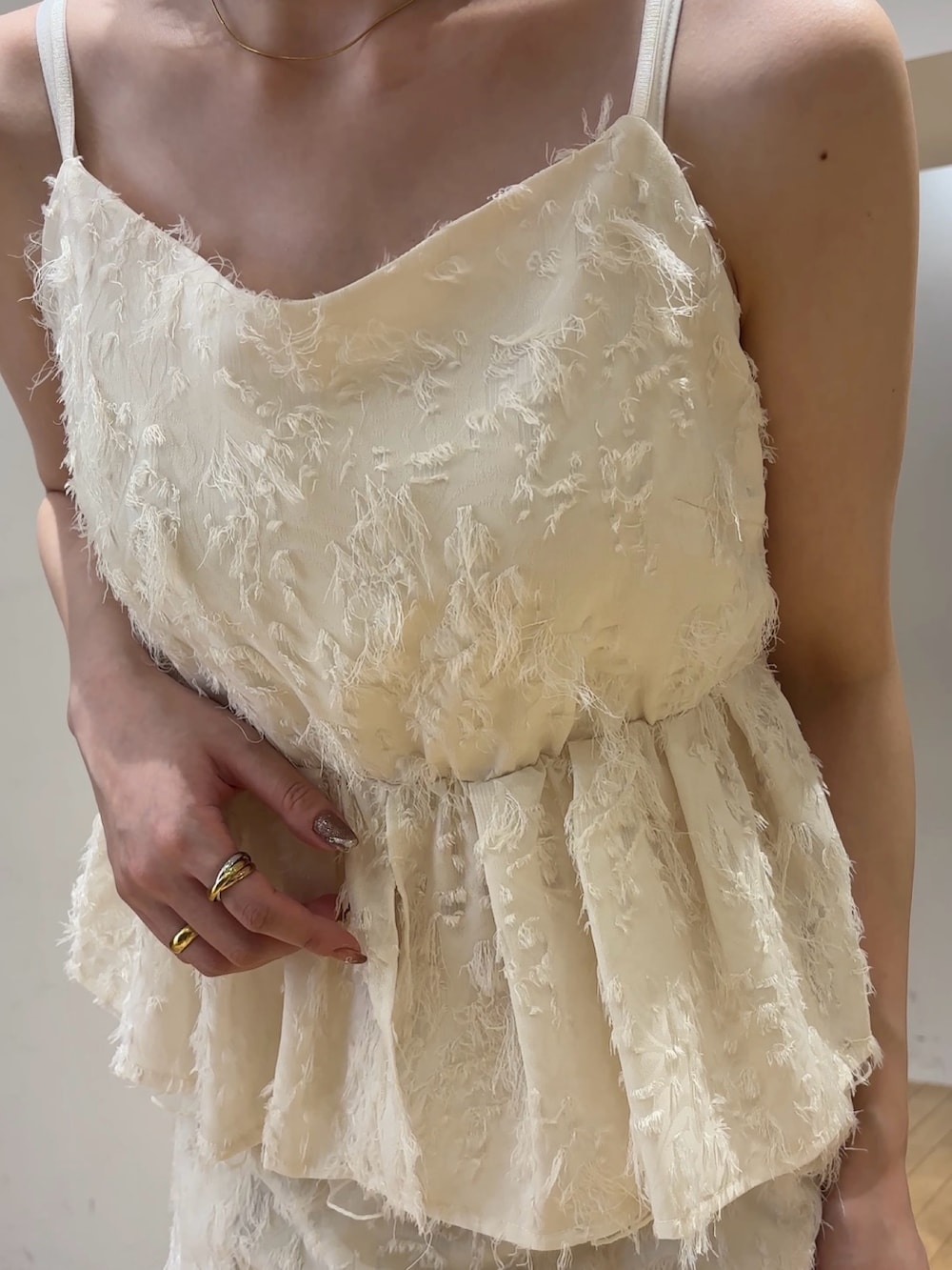 ホワイト系のスカート、ホワイト系のキャミソール、ホワイト系のニット/セーターを着用したレディースの夏コーディネートの4枚目の写真