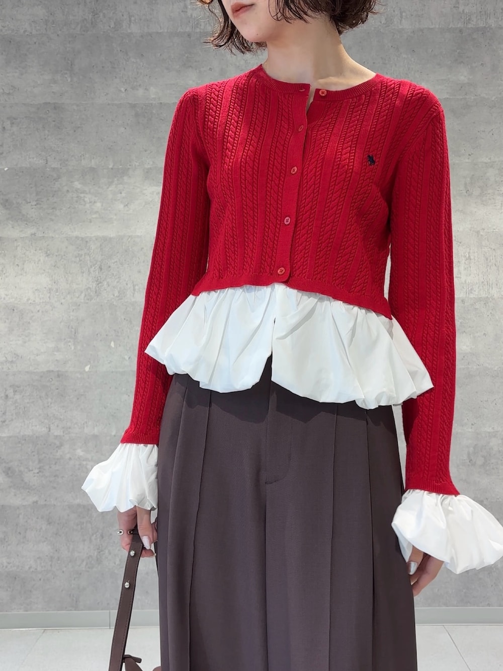 ブラウン系のその他パンツ、ブラウン系のハンドバッグ、ブラック系のブーツを着用したレディースの秋コーディネートの4枚目の写真