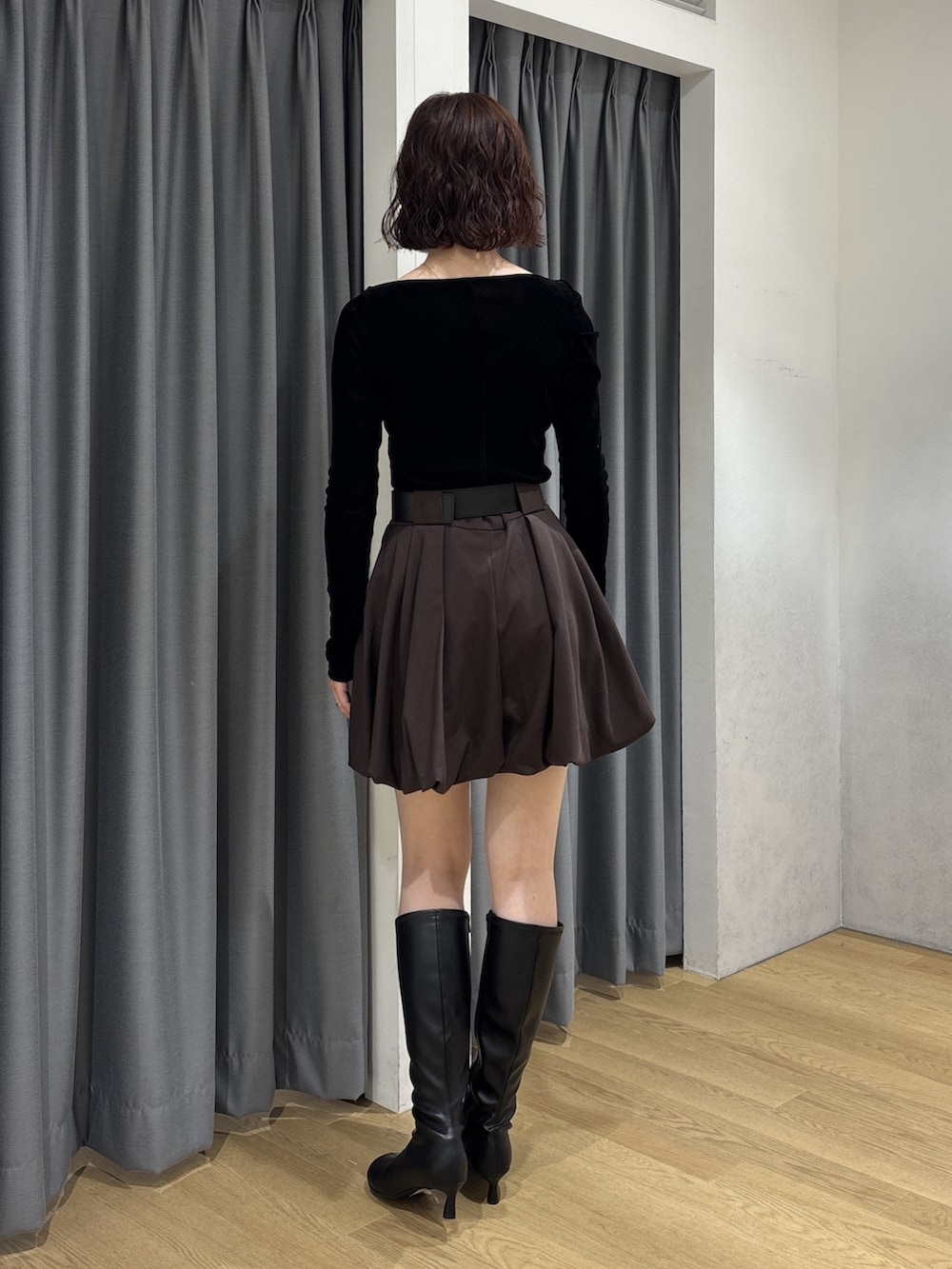 ブラウン系のその他パンツ、ブラック系のTシャツ/カットソー、ブラウン系のテーラードジャケットを着用したレディースの秋コーディネートの8枚目の写真