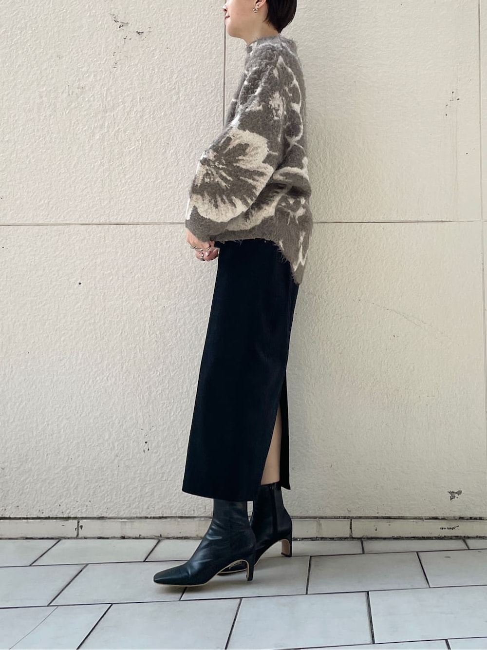 ブラック系のスカート、ブラック系のその他シューズ、ベージュ系のニット/セーターを着用したレディースの冬コーディネートの3枚目の写真