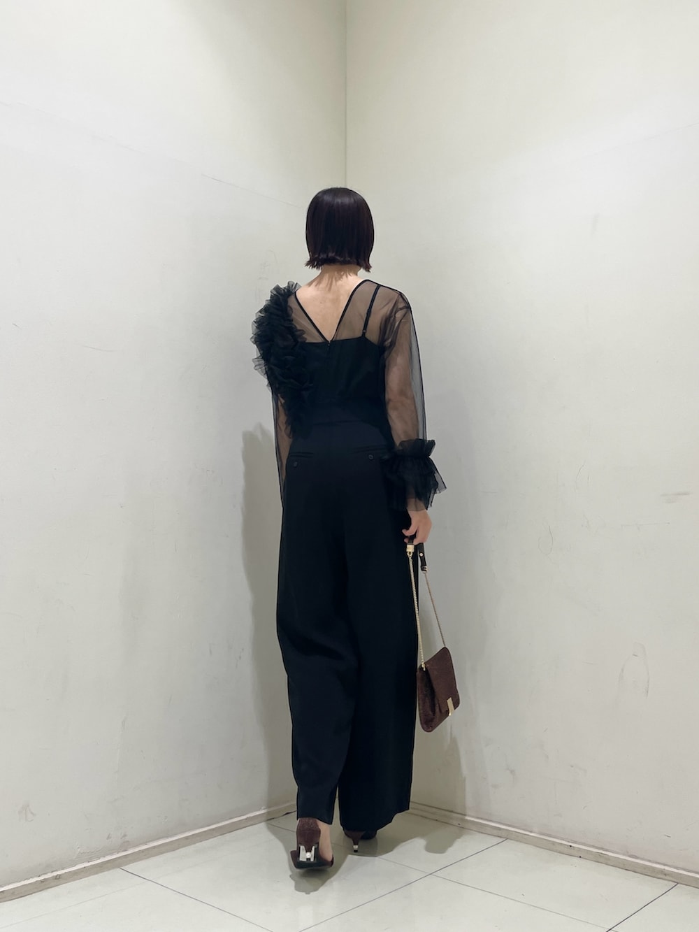 その他のパンプス、その他のクラッチバッグ、ブラック系のパンツドレスを着用したレディースの夏コーディネートの3枚目の写真