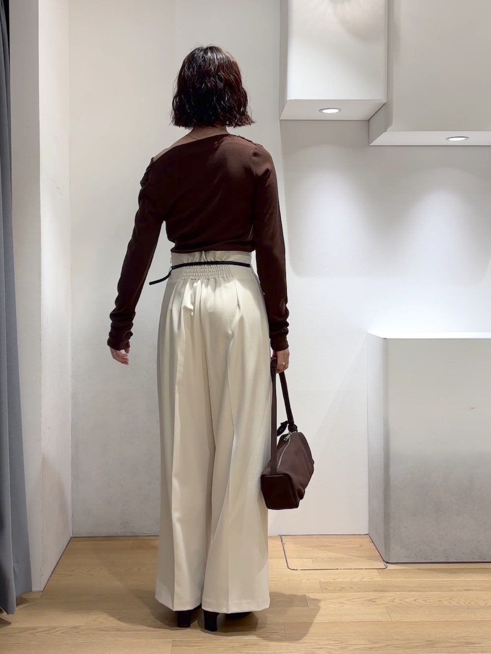 ホワイト系のその他パンツ、ブラウン系のニット/セーター、ブラウン系のハンドバッグを着用したレディースの秋コーディネートの3枚目の写真