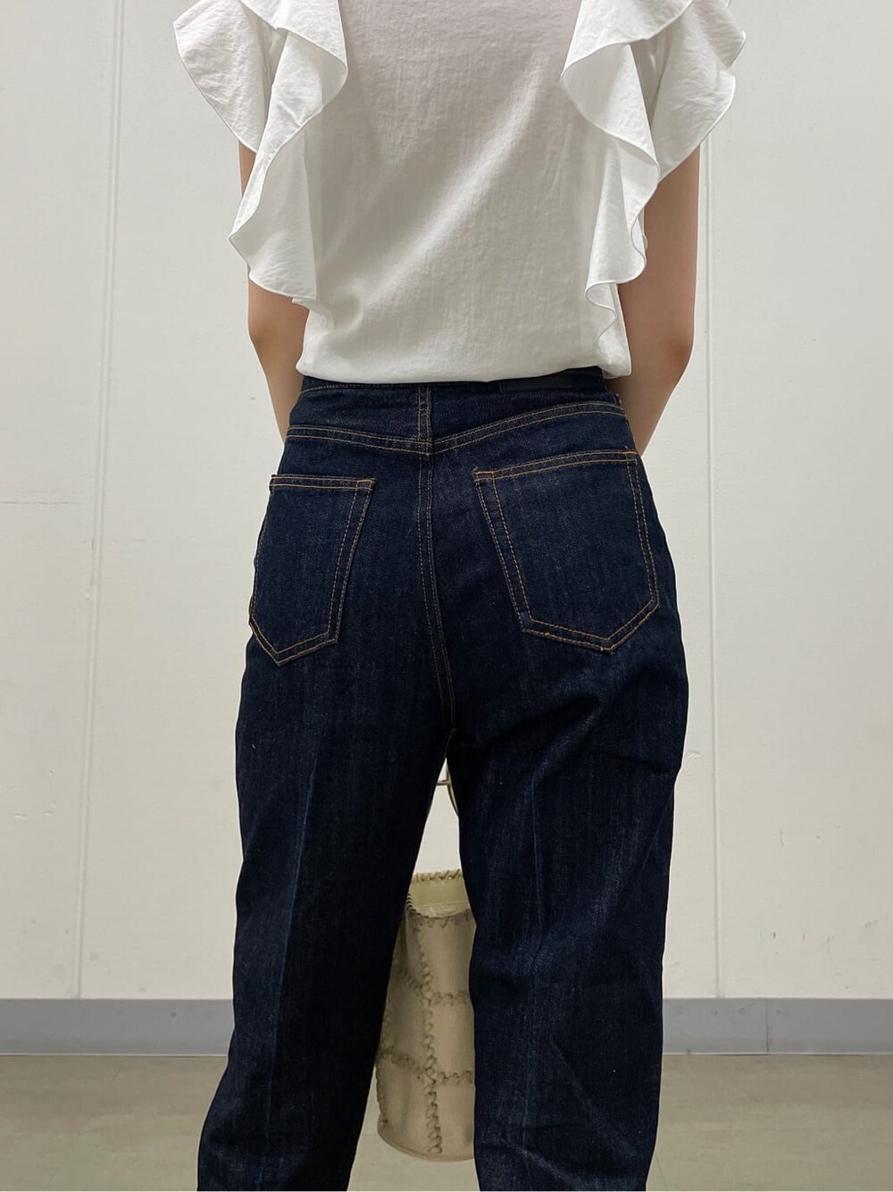 その他のパンプス、ホワイト系のショルダーバッグ、ホワイト系のシャツ/ブラウスを着用したレディースの夏コーディネートの8枚目の写真