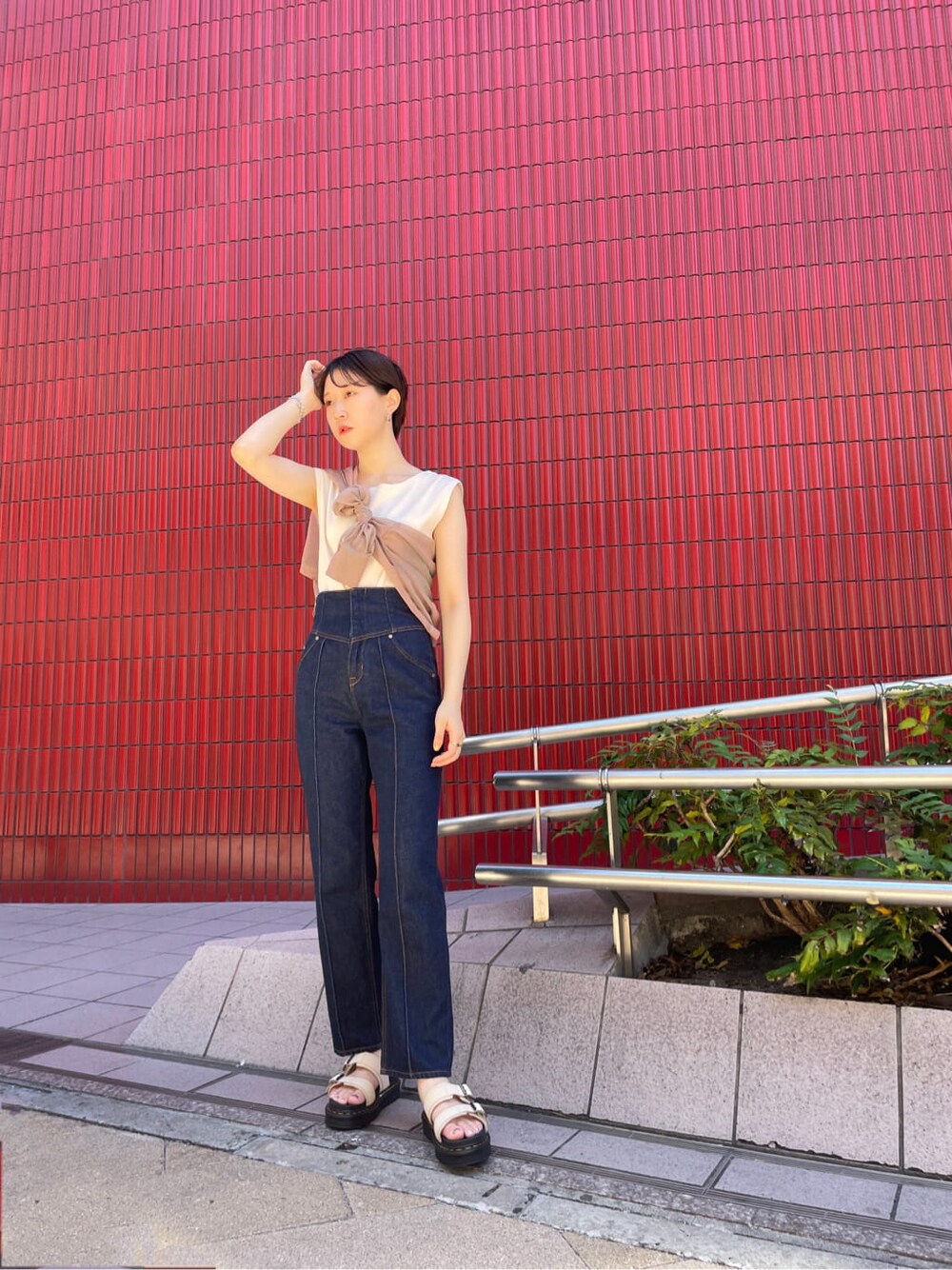 ピンク系のシャツ/ブラウス、ホワイト系のニット/セーターを着用したレディースの夏コーディネートの2枚目の写真