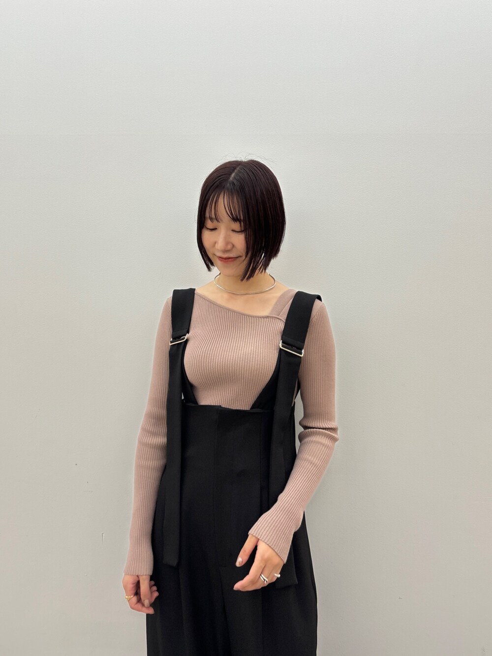 ブラック系のその他パンツ、ピンク系のニット/セーター、ブラック系のローファーを着用したレディースの秋コーディネートの6枚目の写真