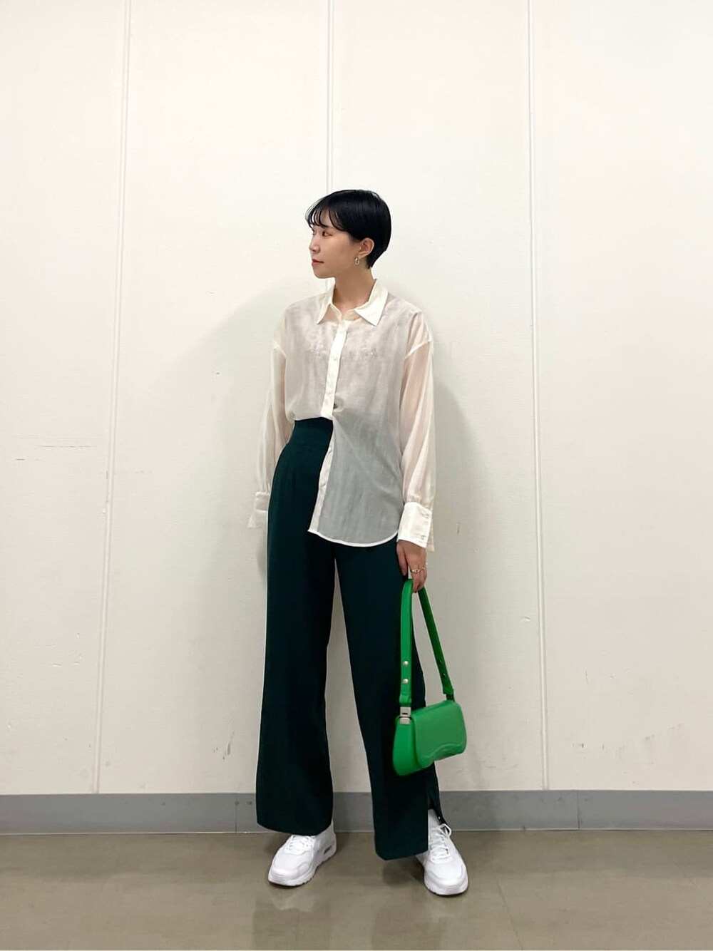 ホワイト系のシャツ/ブラウス、グリーン系のその他パンツ、ホワイト系のスニーカーを着用したレディースの夏コーディネートの2枚目の写真