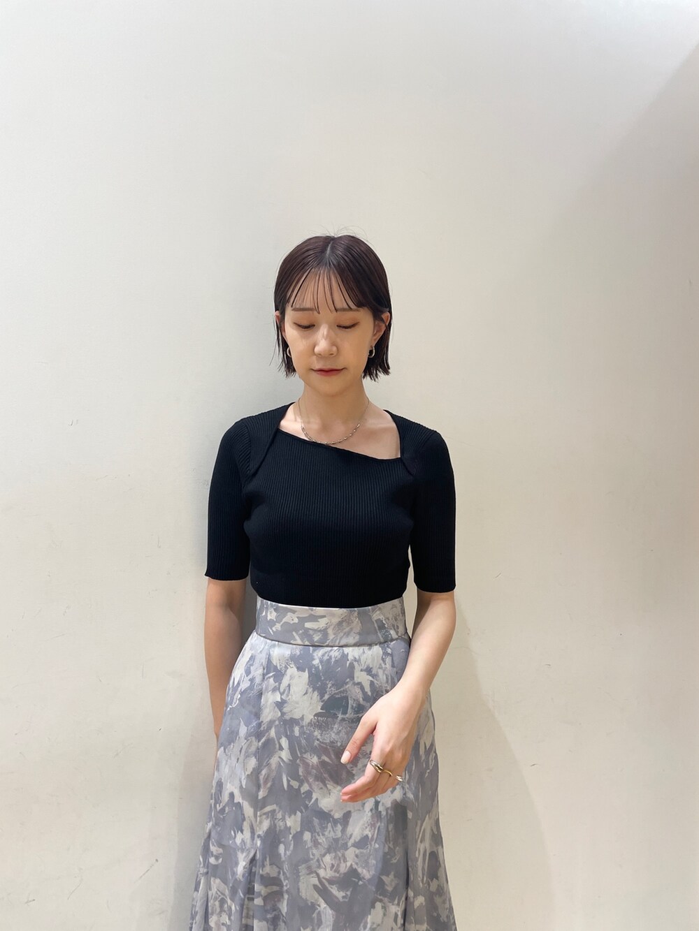 ブラック系のニット/セーター、パープル系のスカート、ブルー系のサンダルを着用したレディースの夏コーディネートの6枚目の写真