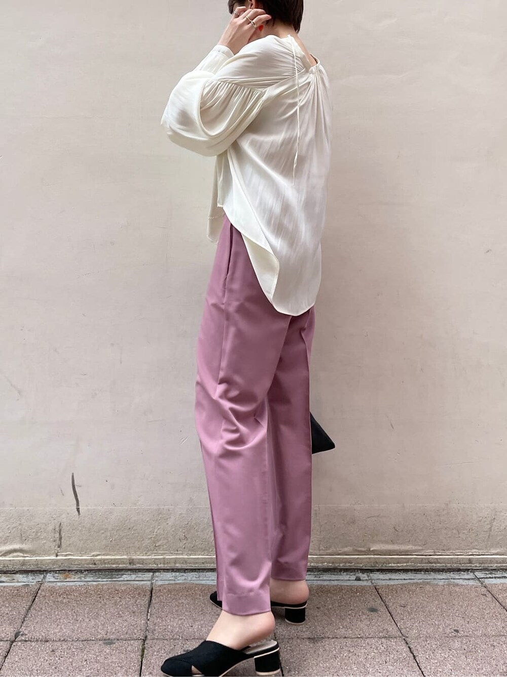 ブラック系のハンドバッグ、ホワイト系のシャツ/ブラウス、ピンク系のその他パンツを着用したレディースの春コーディネートの4枚目の写真