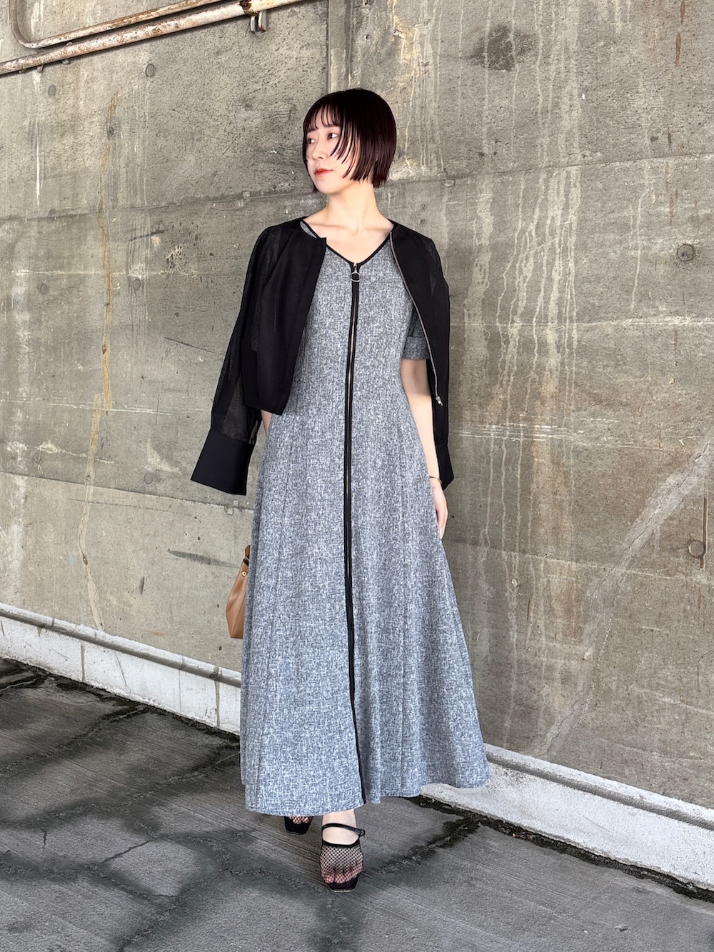 ブラック系のワンピース、ブラック系のブルゾン、ブラック系のサンダルを着用したレディースの夏コーディネートの2枚目の写真