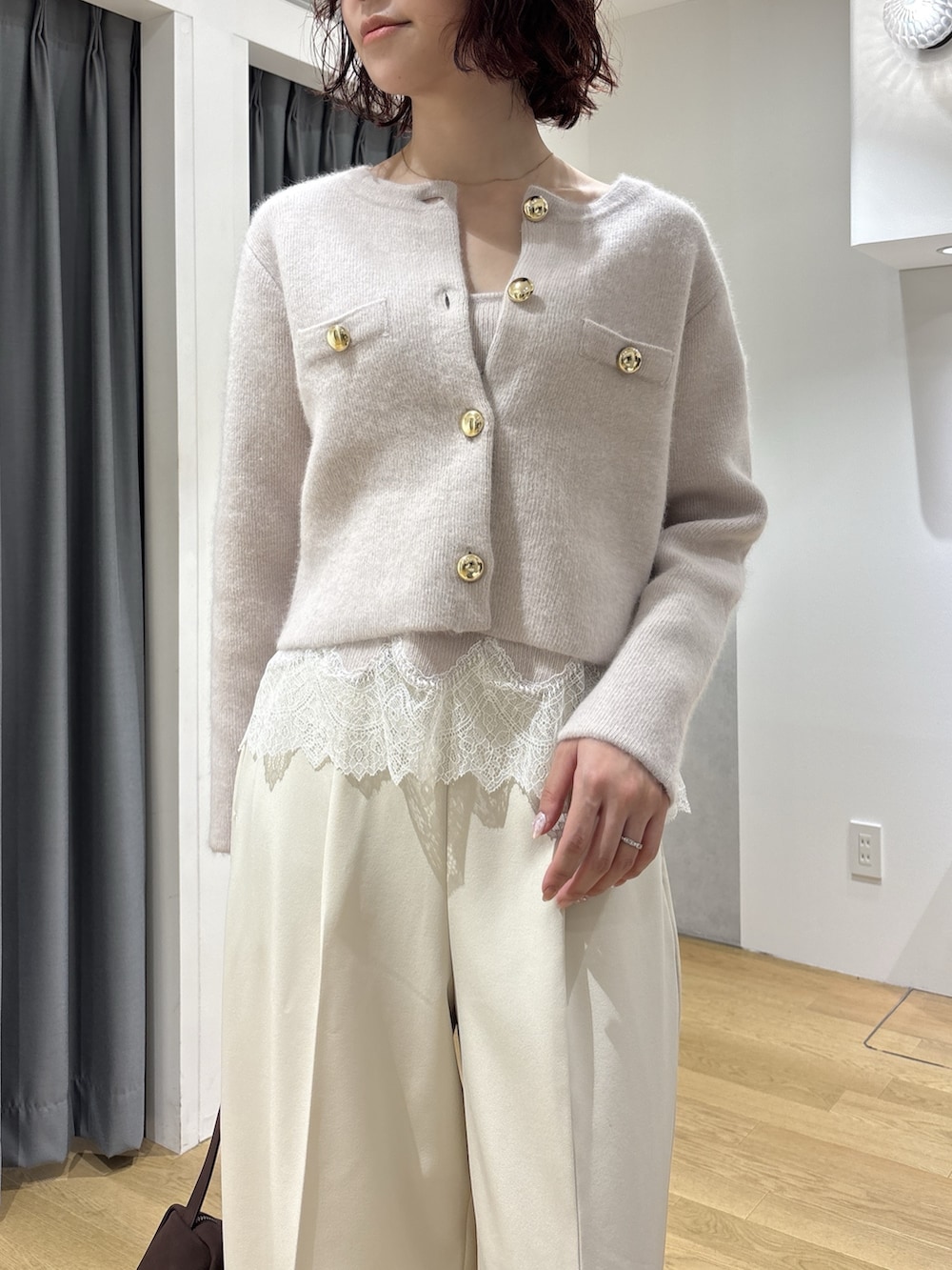 ホワイト系のその他パンツ、ベージュ系のキャミソール、ベージュ系のノーカラージャケットを着用したレディースの秋コーディネートの4枚目の写真