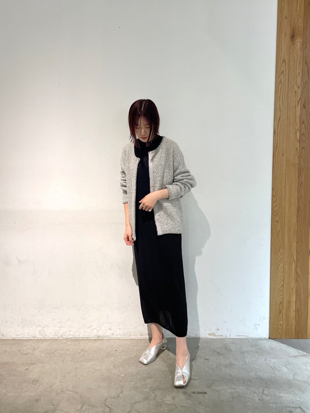 シルバー系のパンプス、ブラック系のワンピース、ブルー系のカーディガン/ボレロを着用したレディースの春コーディネートの7枚目の写真