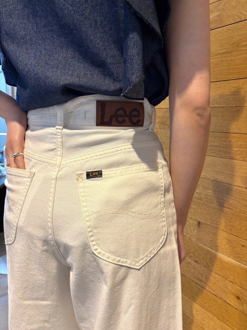 ホワイト系のデニムパンツ、ブルー系のシャツ/ブラウス、シルバー系のサンダルを着用したレディースの春コーディネートの8枚目の写真