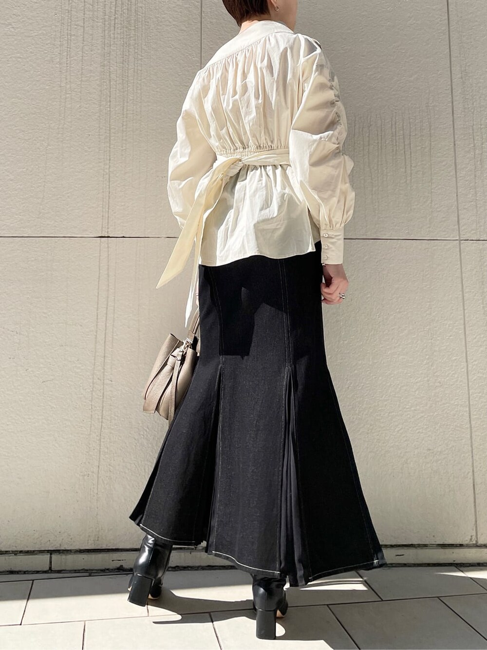 ブラック系のその他シューズ、ホワイト系のシャツ/ブラウス、ブラック系のスカートを着用したレディースの冬コーディネートの3枚目の写真