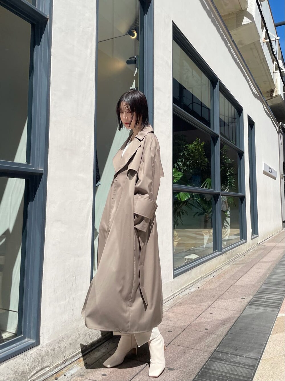 ホワイト系のシャツ/ブラウス、ホワイト系のその他シューズ、ベージュ系のその他アウターを着用したレディースの秋コーディネートの8枚目の写真