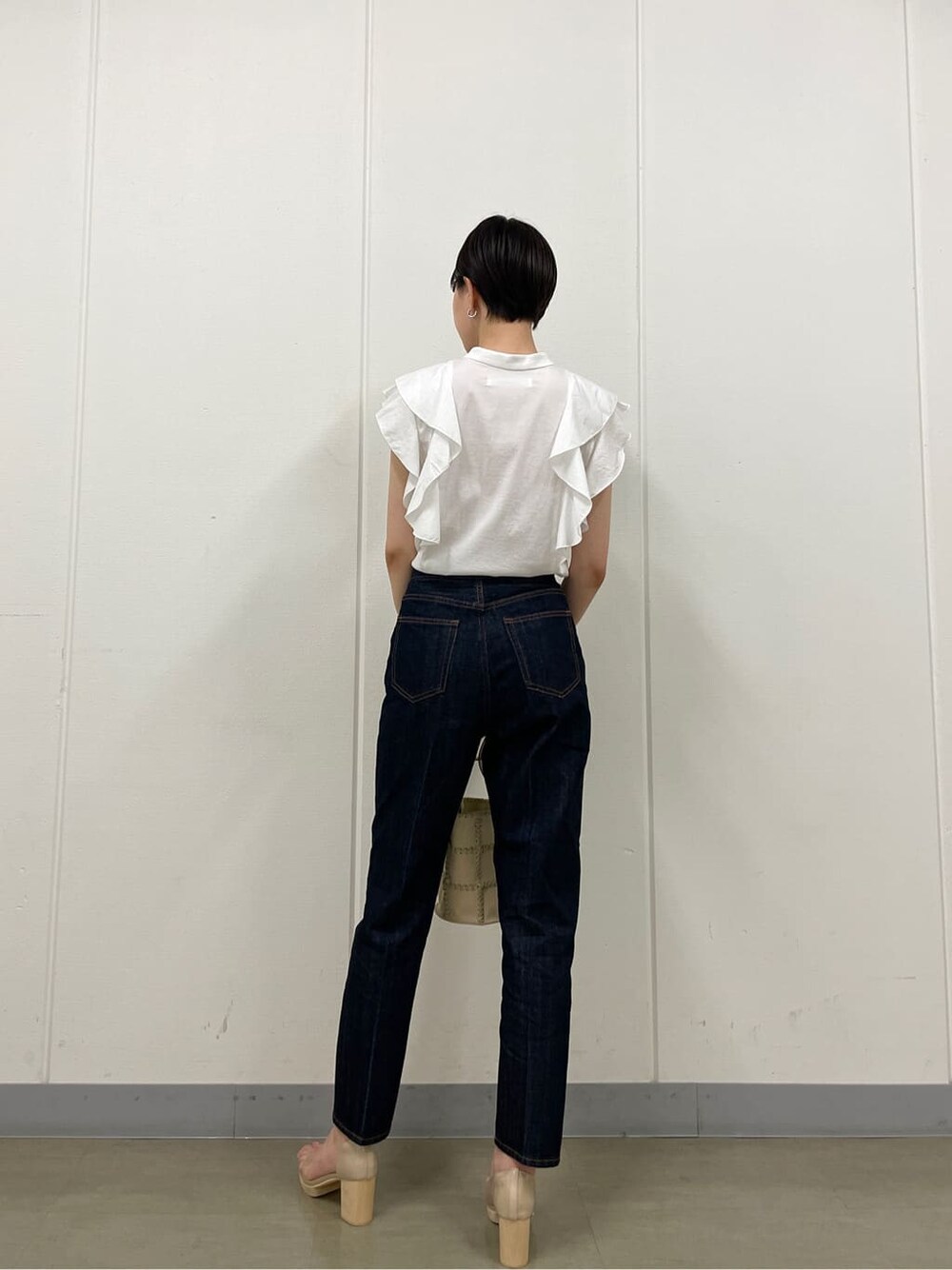 その他のパンプス、ホワイト系のショルダーバッグ、ホワイト系のシャツ/ブラウスを着用したレディースの夏コーディネートの4枚目の写真