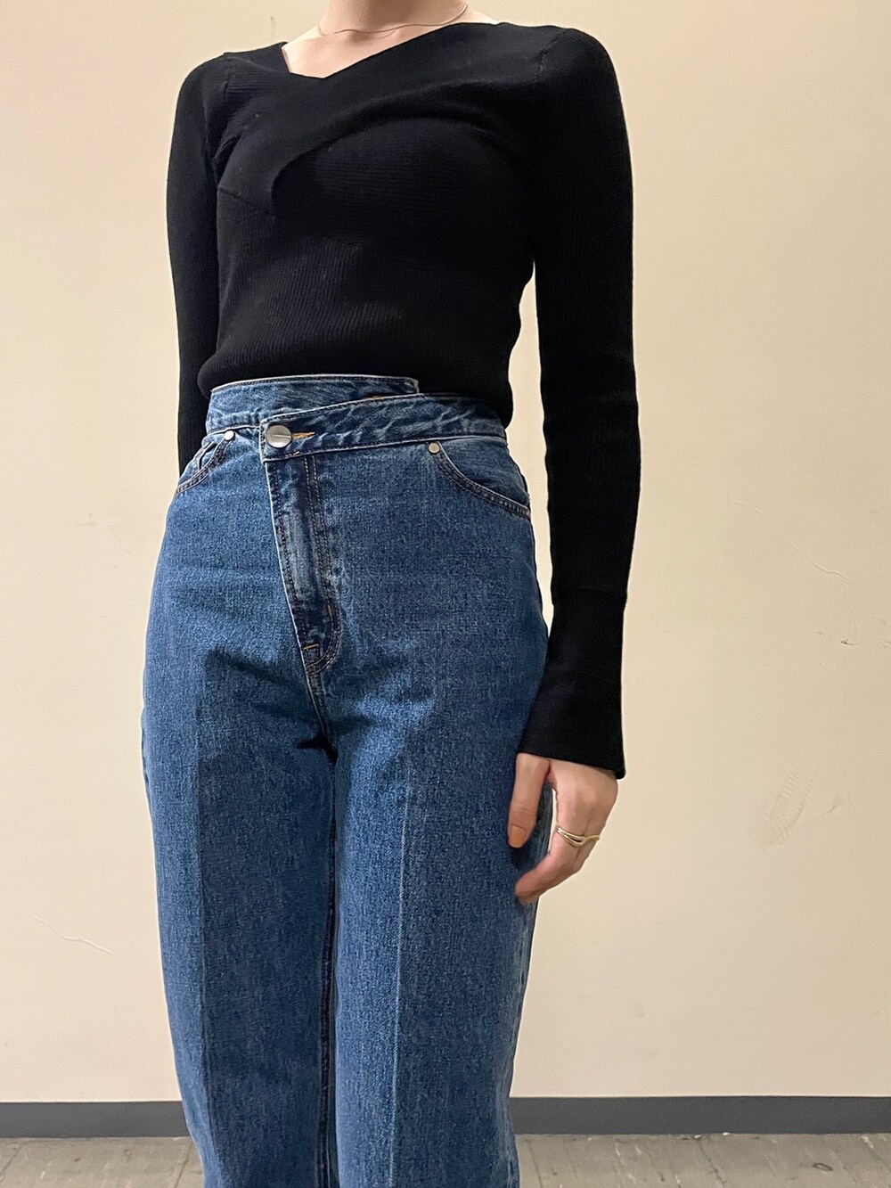 ブラック系のニット/セーター、イエロー系のカーディガン/ボレロ、ブルー系のデニムパンツを着用したレディースの秋コーディネートの8枚目の写真