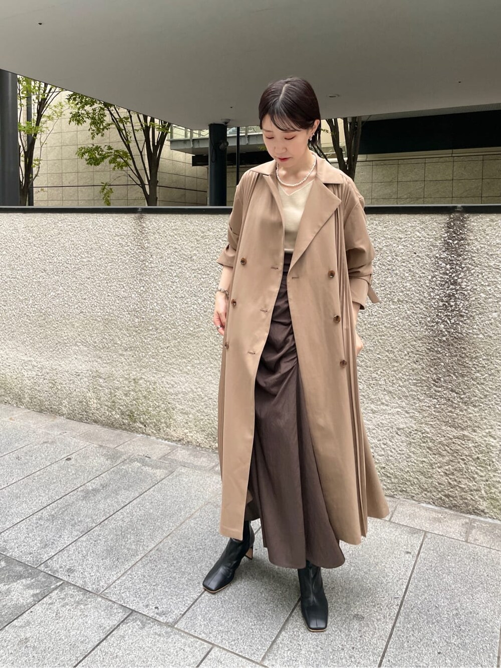 ブラック系のその他シューズ、ベージュ系のその他アウター、ブラウン系のスカートを着用したレディースの秋コーディネートの9枚目の写真