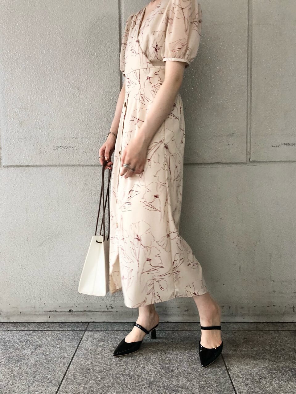 ブラック系のその他シューズ、ホワイト系のハンドバッグ、ホワイト系のワンピースを着用したレディースの夏コーディネートの5枚目の写真