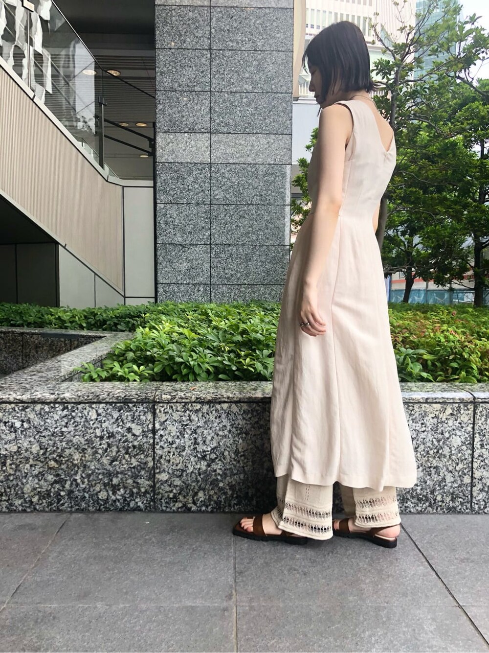 ホワイト系のその他パンツ、ブラウン系のサンダル、ベージュ系のワンピースを着用したレディースの夏コーディネートの6枚目の写真