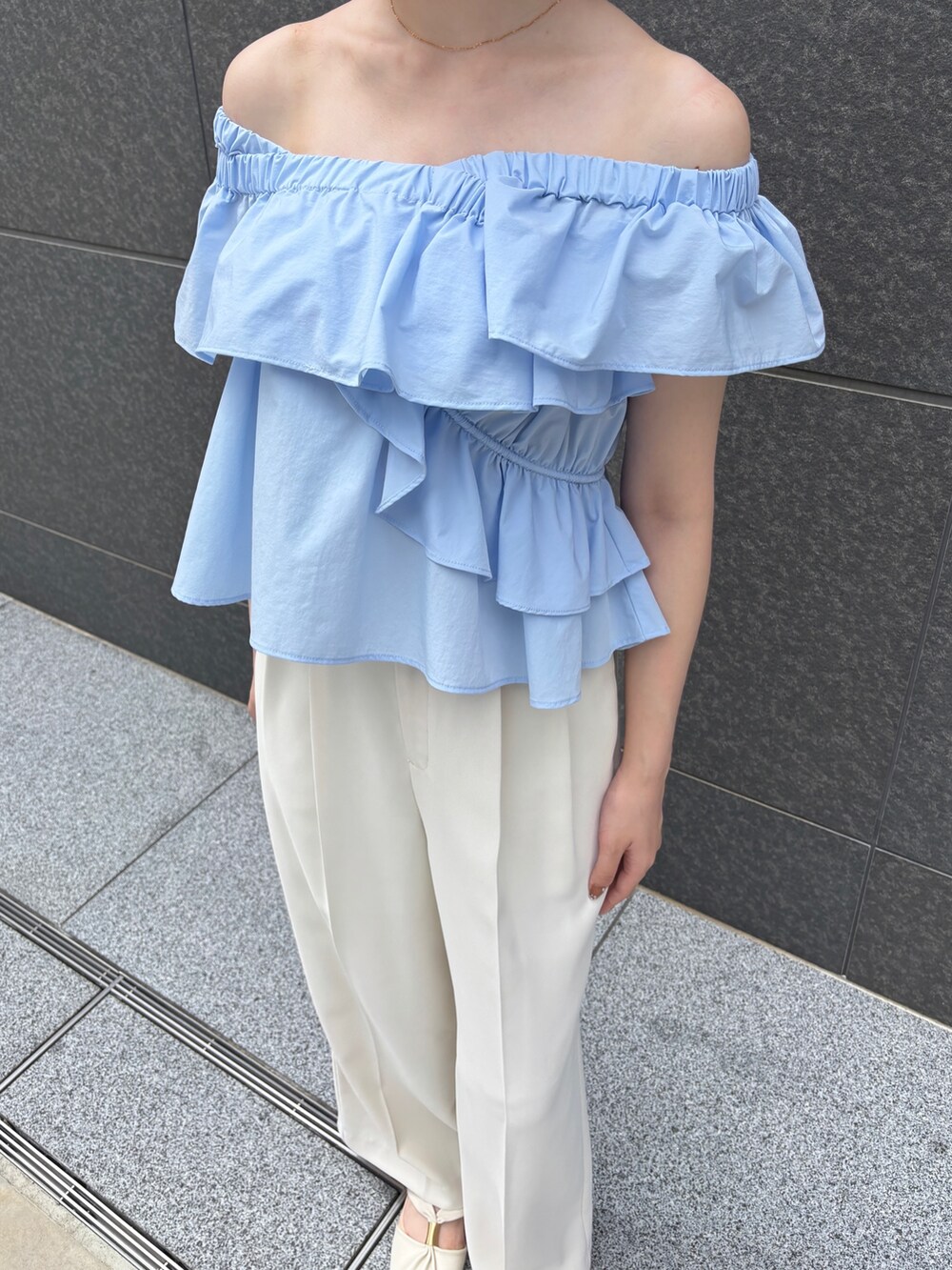 ホワイト系のその他パンツ、ホワイト系のサンダル、ブルー系のシャツ/ブラウスを着用したレディースの夏コーディネートの8枚目の写真