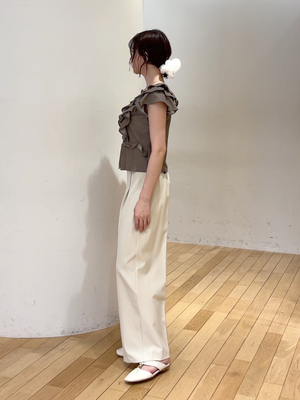 ホワイト系のその他パンツ、ブラウン系のシャツ/ブラウス、イエロー系のハンドバッグを着用したレディースの夏コーディネートの2枚目の写真