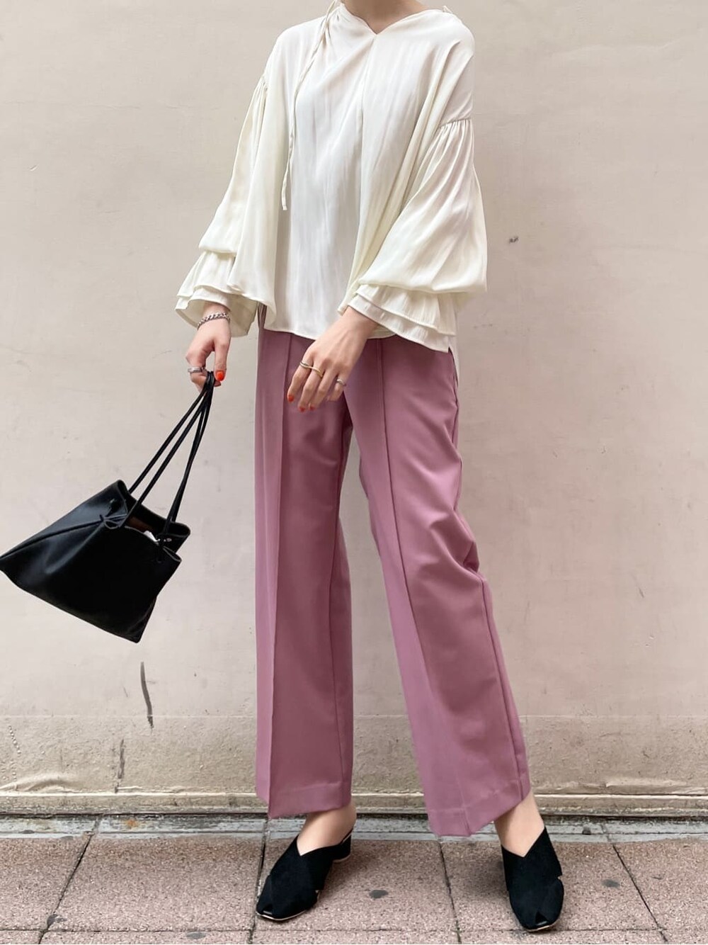 ブラック系のハンドバッグ、ホワイト系のシャツ/ブラウス、ピンク系のその他パンツを着用したレディースの春コーディネートの2枚目の写真