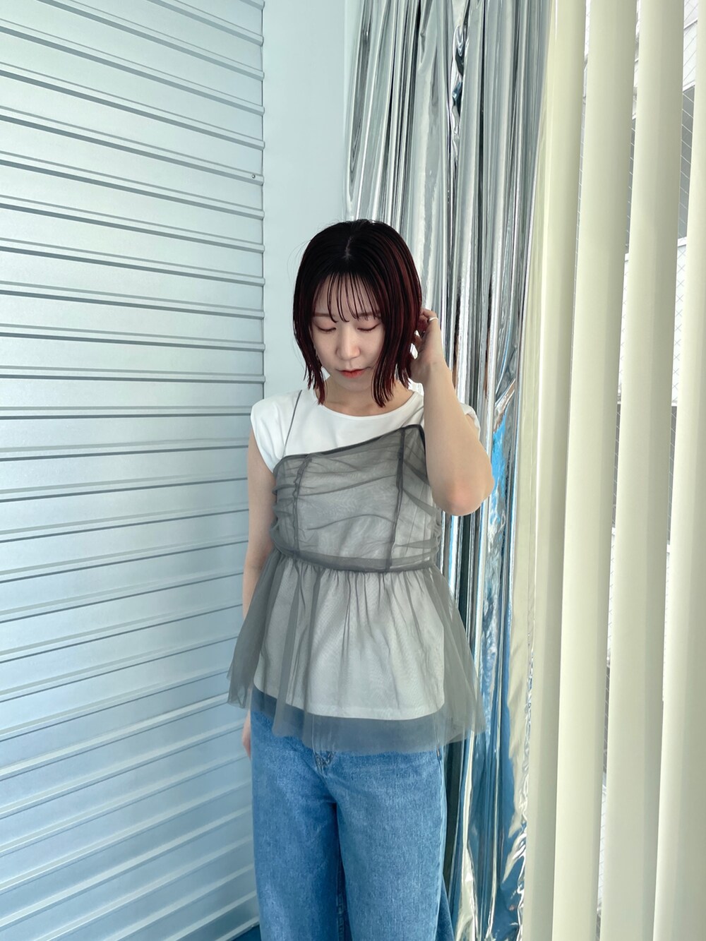 ホワイト系のワンピース、ブルー系のデニムパンツ、ホワイト系のTシャツ/カットソーを着用したレディースの夏コーディネートの5枚目の写真