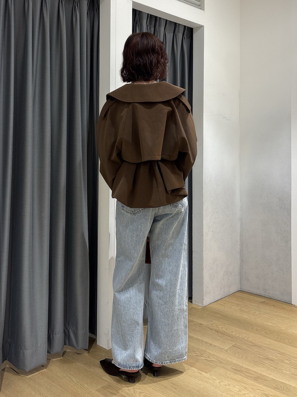 ブラウン系のその他アウター、ブラック系のTシャツ/カットソー、ブルー系のデニムパンツを着用したレディースの秋コーディネートの3枚目の写真