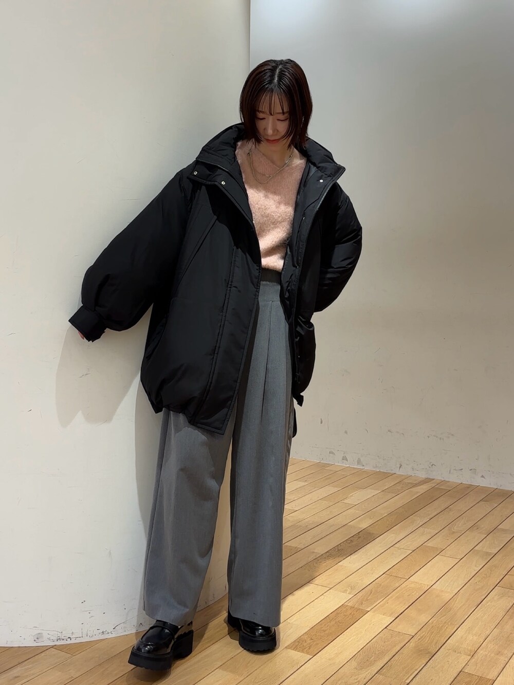 ブラック系のローファー、ブラック系のダウンジャケット/コート、ピンク系のニット/セーターを着用したレディースの冬コーディネートの3枚目の写真