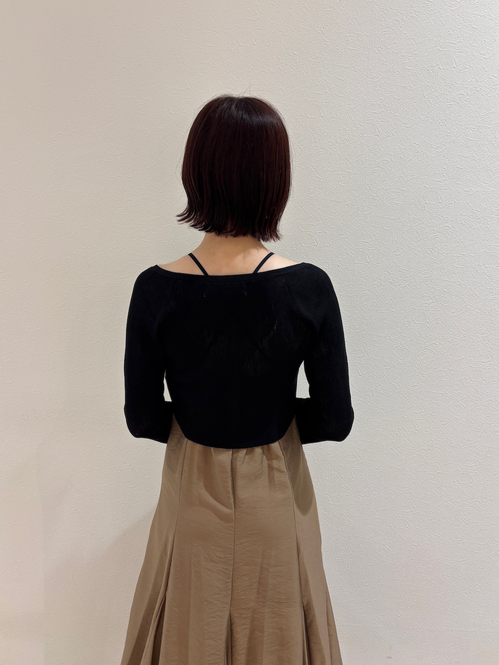 ブラウン系のワンピース、イエロー系のハンドバッグ、ブラウン系のサンダルを着用したレディースの夏コーディネートの5枚目の写真