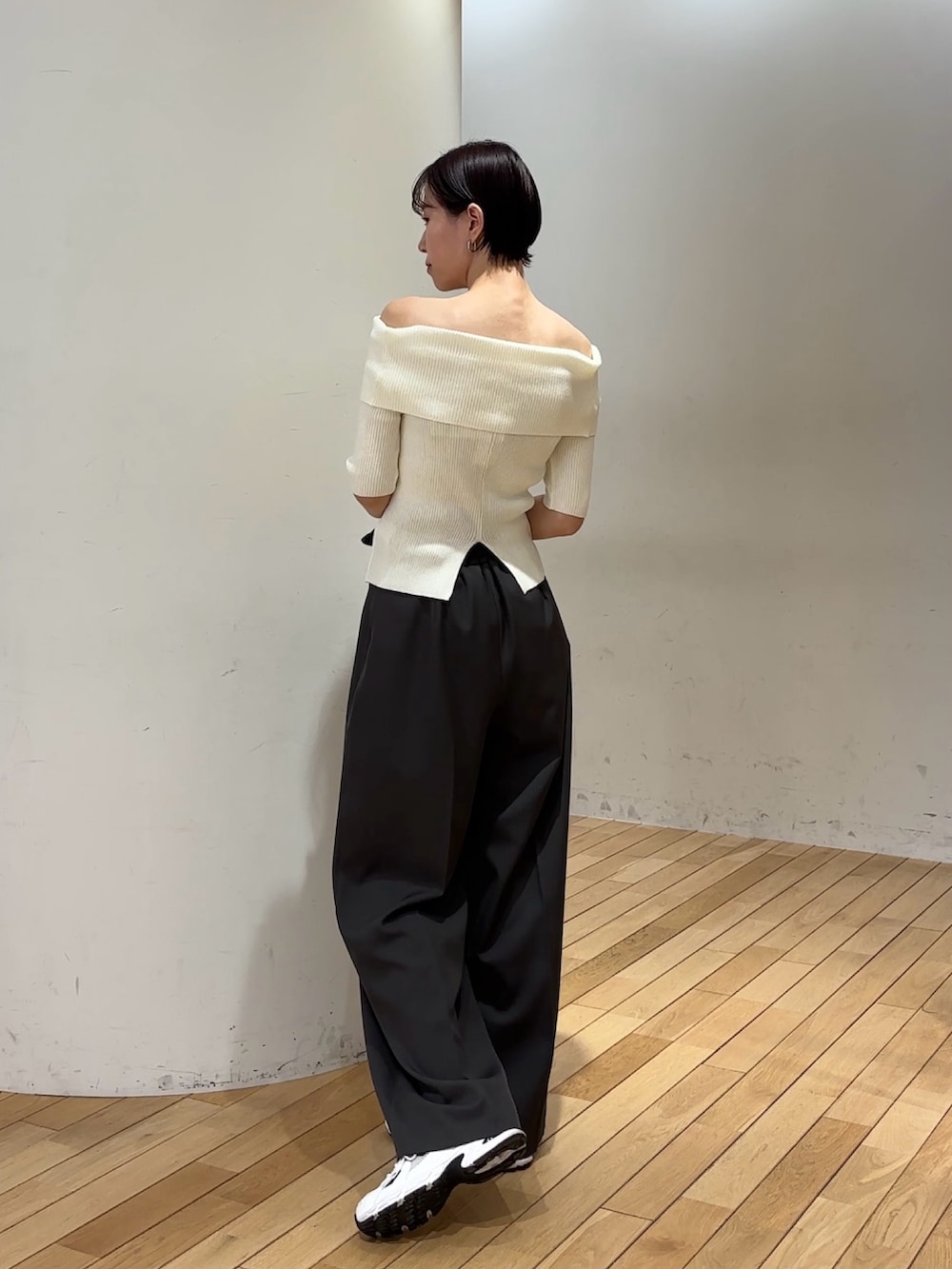 グレー系のその他パンツ、ホワイト系のニット/セーターを着用したレディースの春コーディネートの3枚目の写真