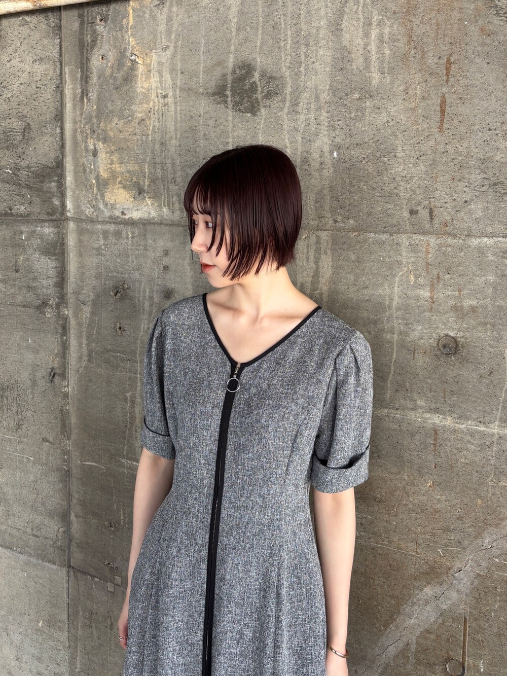 ブラック系のワンピース、イエロー系のハンドバッグ、ブラック系のサンダルを着用したレディースの夏コーディネートの5枚目の写真