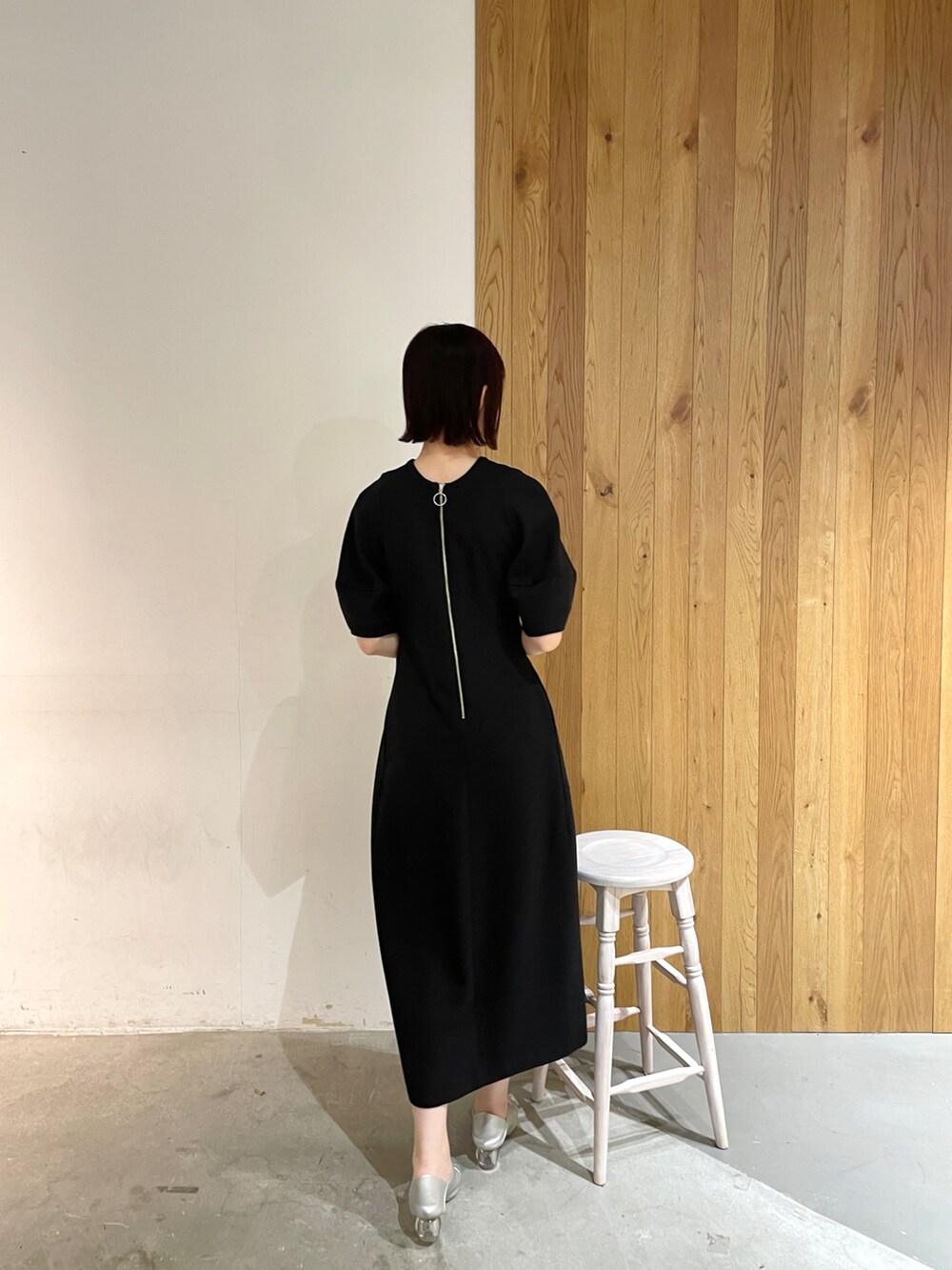 シルバー系のパンプス、ブラック系のワンピースを着用したレディースの春コーディネートの4枚目の写真