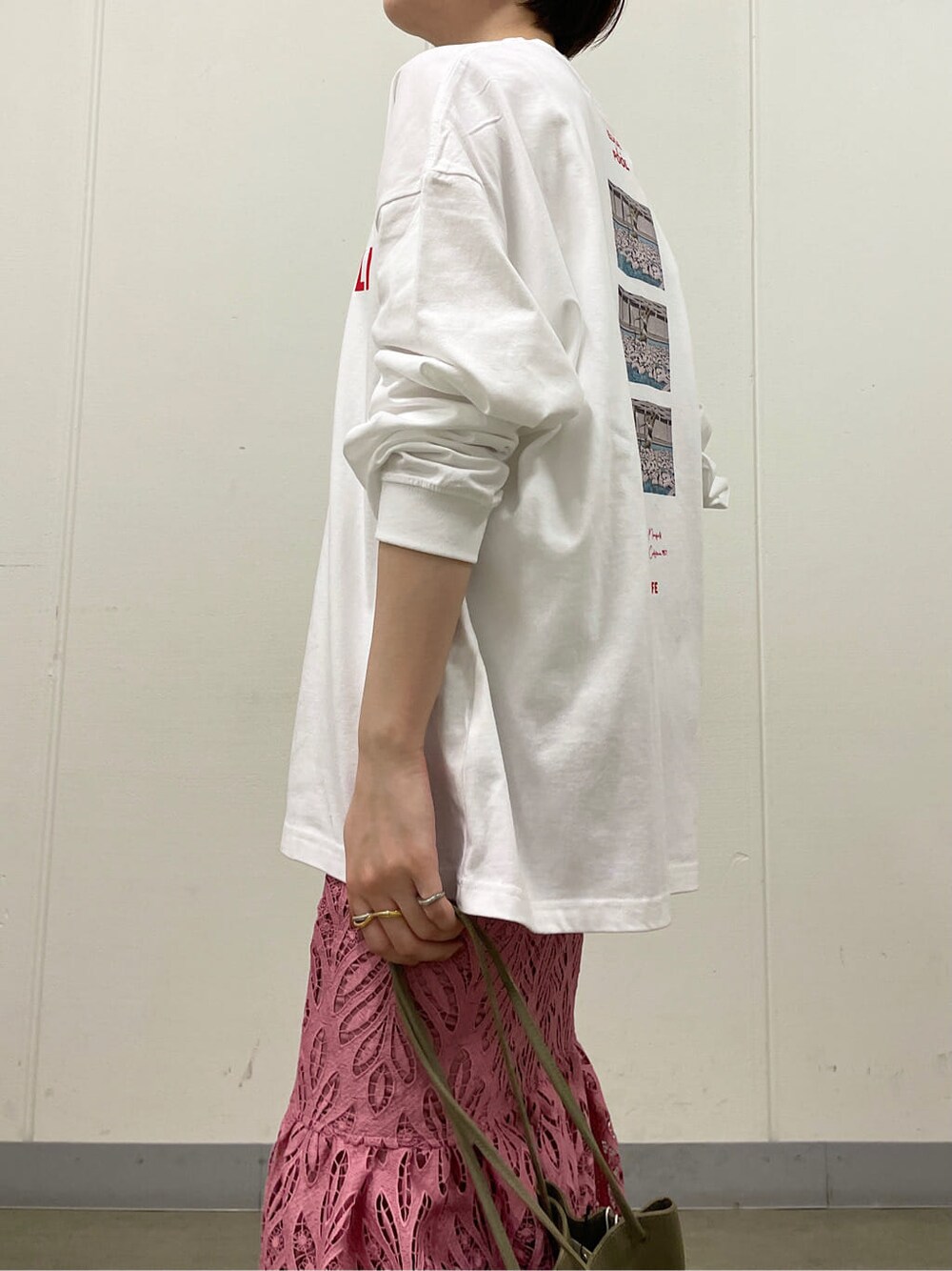 ピンク系のスカート、ホワイト系のTシャツ/カットソー、ベージュ系のスニーカーを着用したレディースの春コーディネートの4枚目の写真