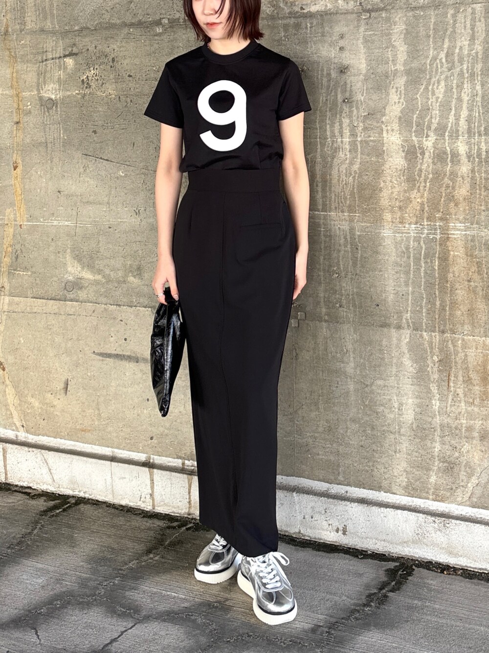 ブラック系のスカート、ブラック系のTシャツ/カットソーを着用したレディースの冬コーディネートの4枚目の写真