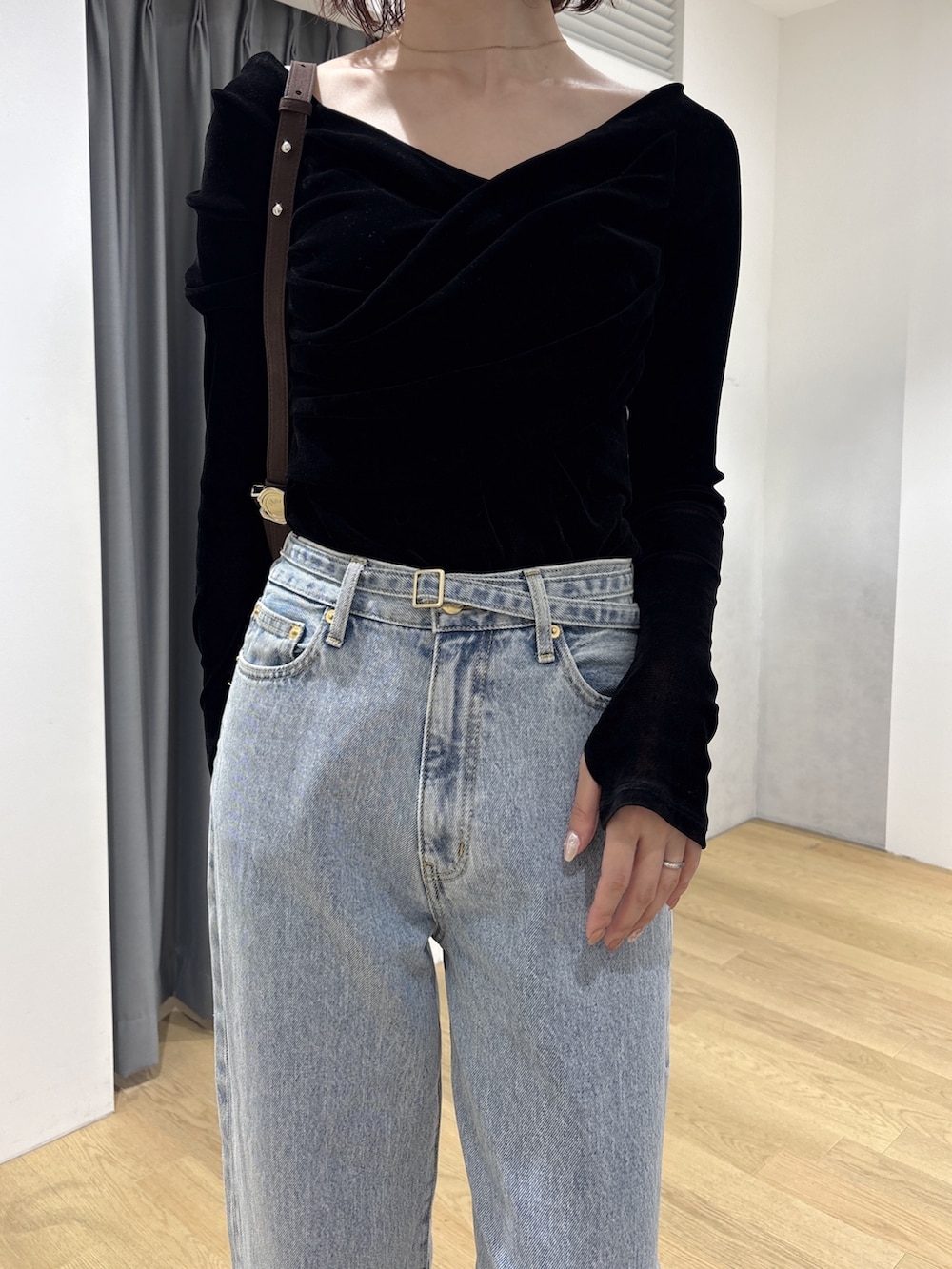 ブラウン系のその他アウター、ブラック系のTシャツ/カットソー、ブルー系のデニムパンツを着用したレディースの秋コーディネートの6枚目の写真